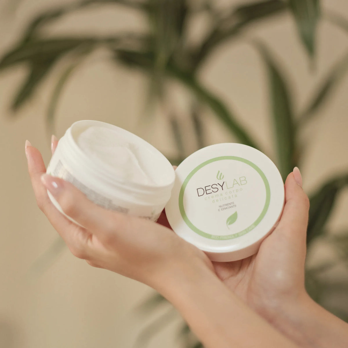 Feuchtigkeitsspendende Körpercreme Desylab, 250 ml — Verpackungsdetail bei der Anwendung.
