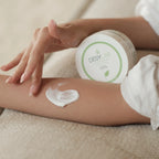 CREMA CORPO NUTRIENTE - IDRATANTE — dettaglio della confezione durante l’utilizzo.