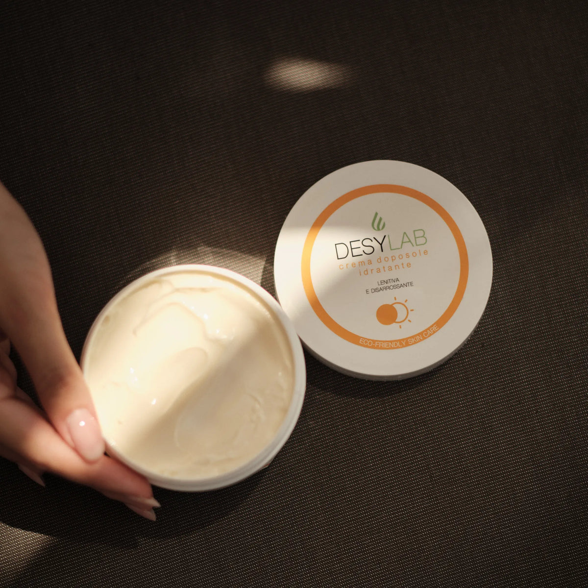 After-Sun-Creme Desylab, 250 ml — Verpackungsdetail bei der Anwendung.