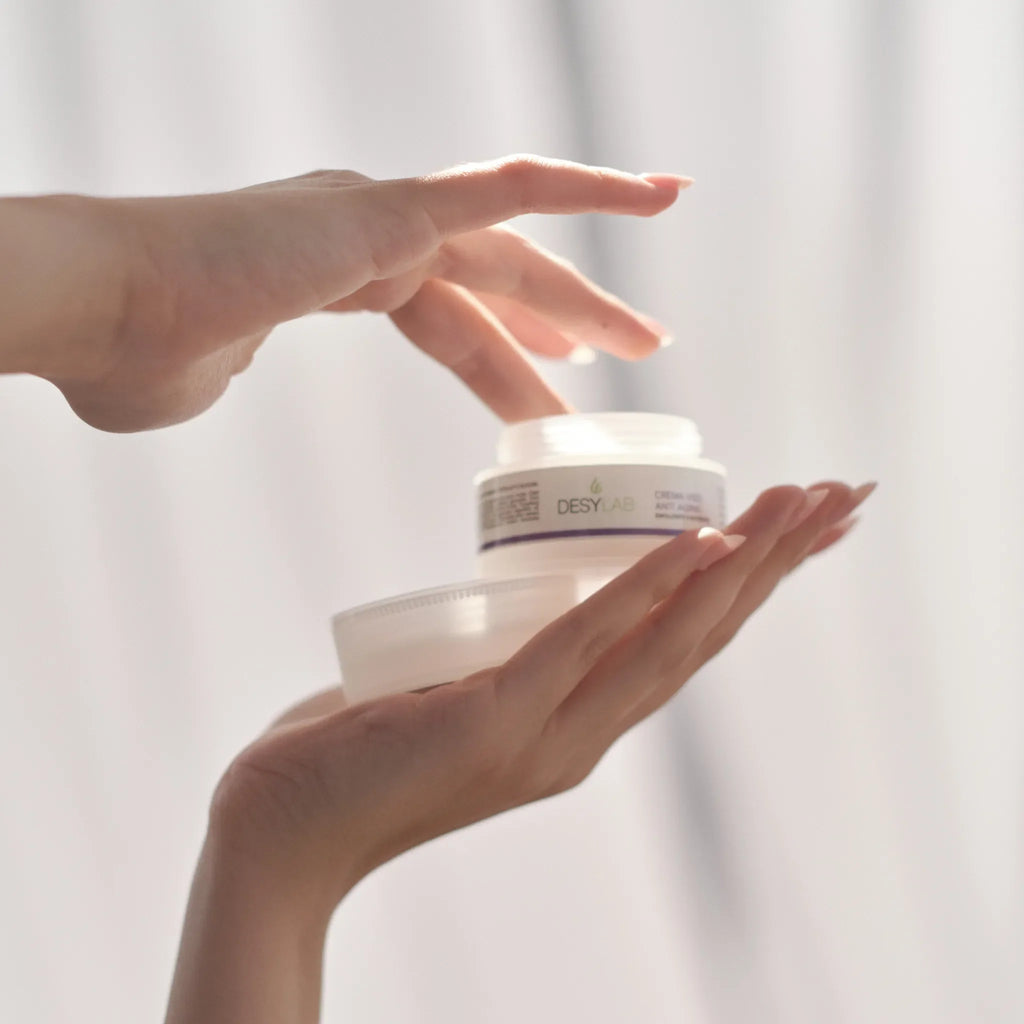 CREMA VISO RIGENERANTE | Antirughe e levigante | 50 ml — dettaglio della confezione durante l’utilizzo.