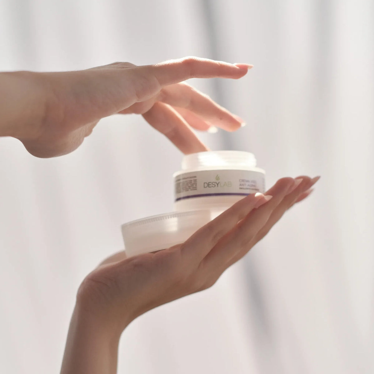 Regenerierende Gesichtscreme Desylab, 50 ml — Verpackungsdetail bei der Anwendung.