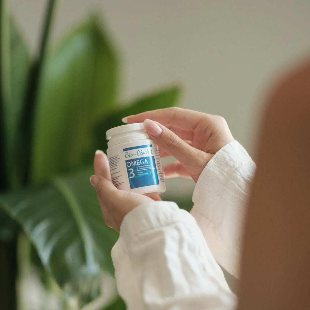 Omega 3 - Confezione da 30 perle — dettaglio della confezione durante l’utilizzo.