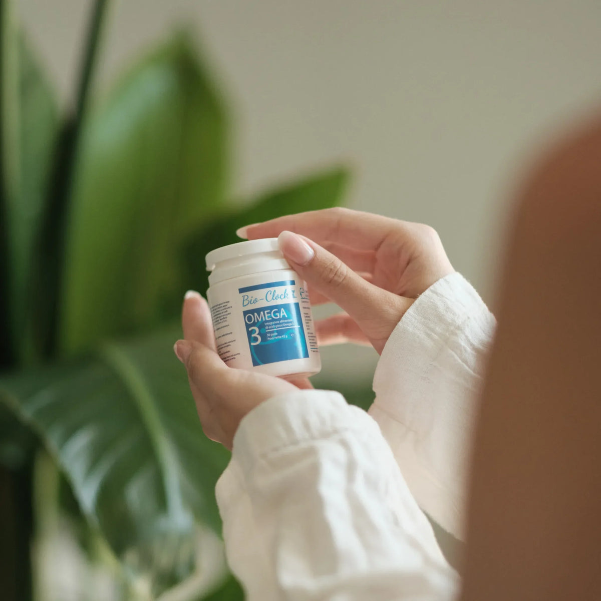 Omega 3 - Confezione da 30 perle — dettaglio della confezione durante l’utilizzo.