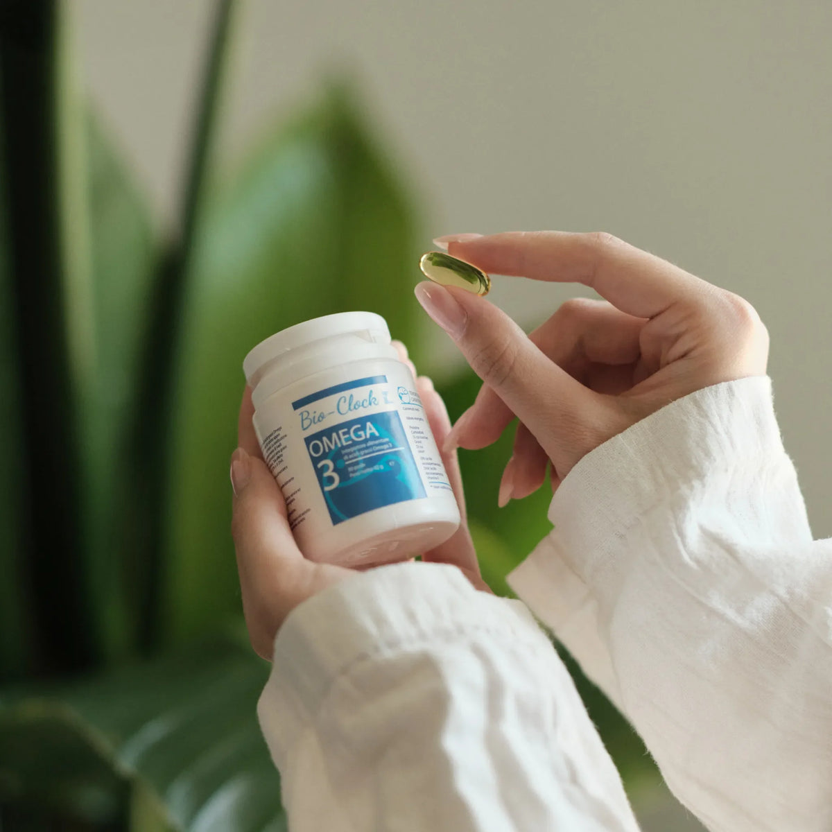 Omega 3 - Confezione da 30 perle — dettaglio della confezione durante l’utilizzo.