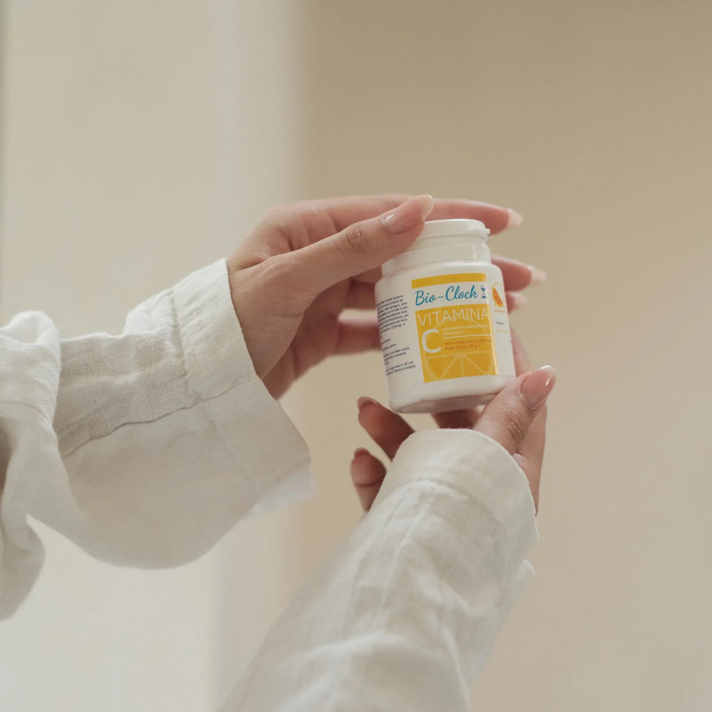 VITAMINA C - 100 Compresse da 500 mg — dettaglio della confezione durante l’utilizzo.