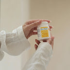 VITAMINA C - 100 Compresse da 500 mg — dettaglio della confezione durante l’utilizzo.