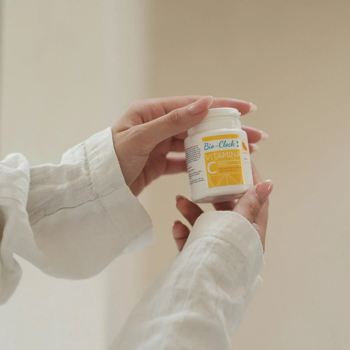 VITAMINA C - 100 Compresse da 500 mg — dettaglio della confezione durante l’utilizzo.