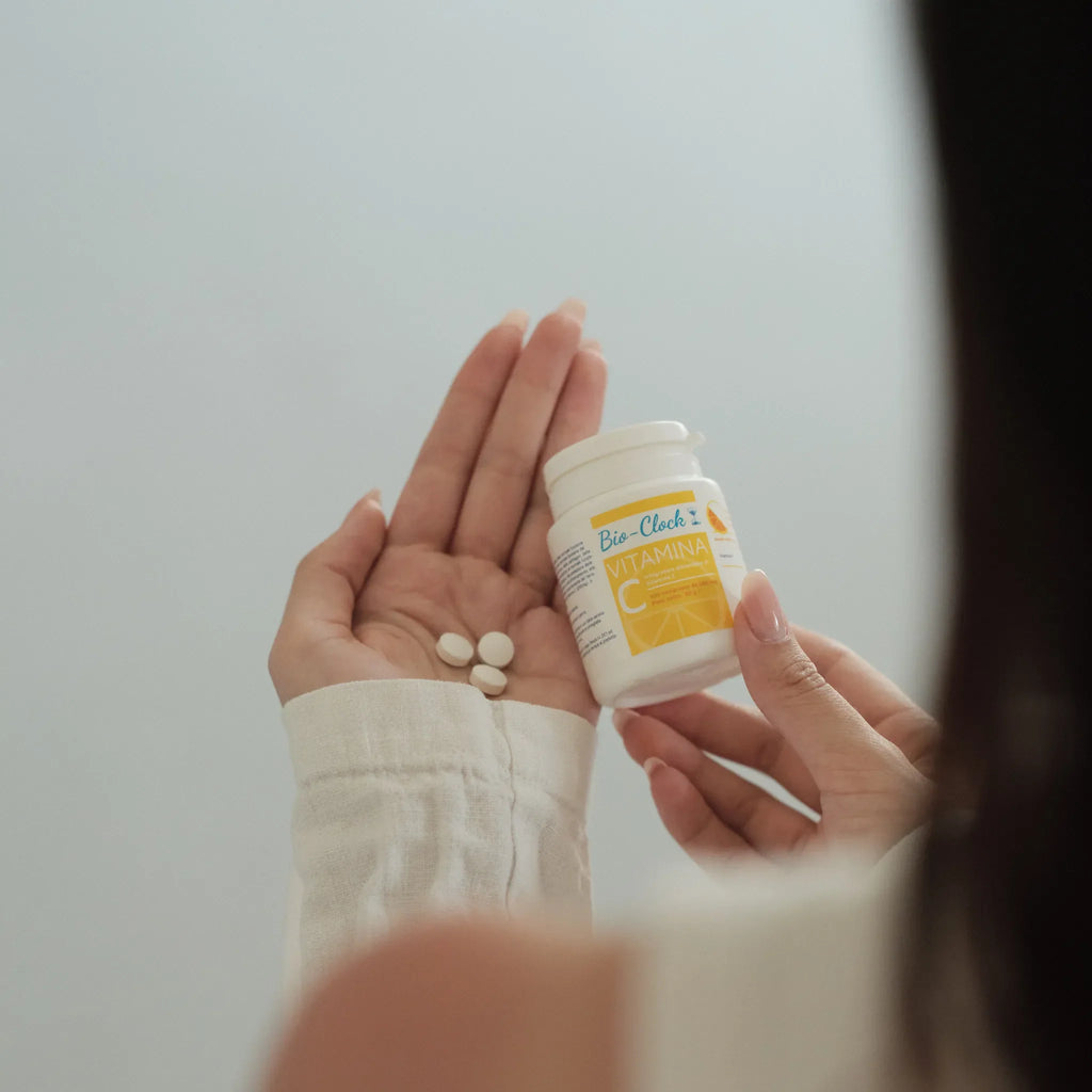 VITAMINA C - 100 Compresse da 500 mg — dettaglio della confezione durante l’utilizzo.