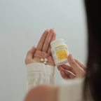 VITAMINA C - 100 Compresse da 500 mg — dettaglio della confezione durante l’utilizzo.
