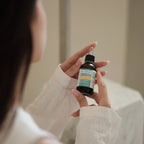 Vitamina D3 - Liquida 1000 UI — flacone nelle mani durante l’utilizzo.