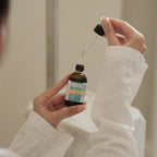 Vitamina D3 - Liquida 1000 UI — flacone nelle mani durante l’utilizzo.